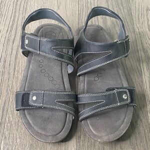 Khombu Black Women's Size 8 Sandals